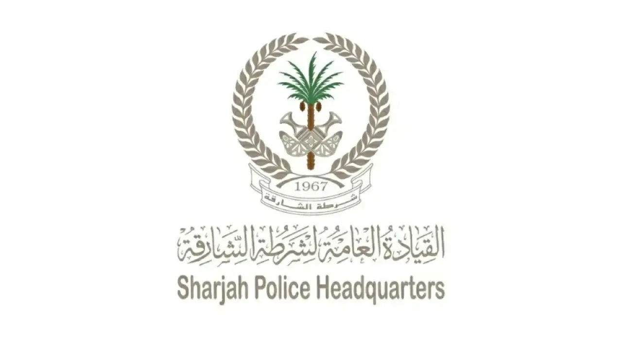 شرطة الشارقة تلقي القبض على سائق استخدم شمسية أثناء القيادة